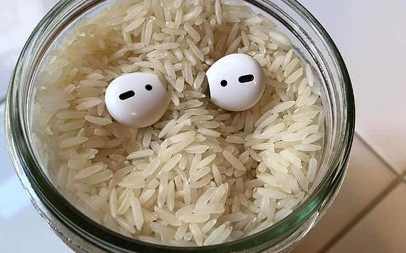 Hút ẩm tai nghe bằng gạo
